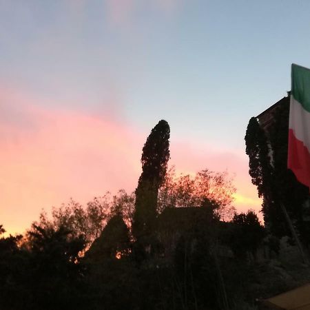 Borgo Della Rocca Bed & Breakfast Монтемурло Екстериор снимка
